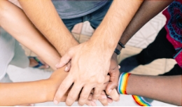 Mãos de pessoas de diversas cores unidas